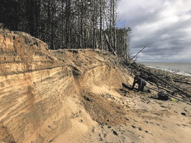 Talus de sable avec certaines sections affaissées