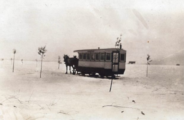 Un tramway tiré par des chevaux sur la glace