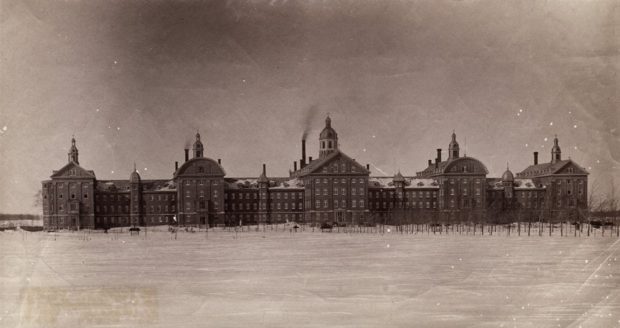 Photographie un hôpital en période hivernale vers 1875