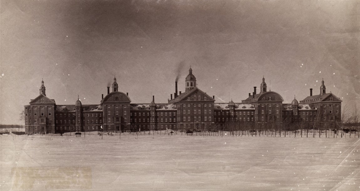 Photographie un hôpital en période hivernale vers 1875