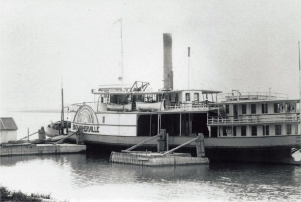 Une photo prise vers 1920 d'un bateau accosté près à faire la navette entre Longue-Pointe, Boucherville et Varennes.