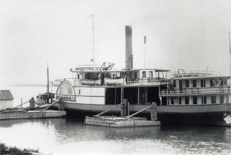 Une photo prise vers 1920 d'un bateau accosté près à faire la navette entre Longue-Pointe, Boucherville et Varennes.