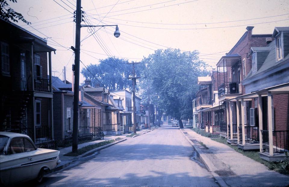 Une rue calme avec deux voitures stationnées