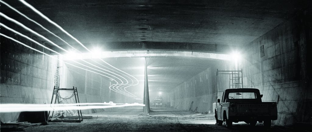 Une camionnette stationnée à l'intérieur d'un tunnel