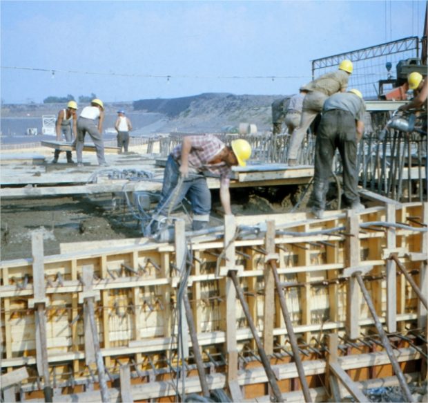 Des ouvriers travaillant sur une structure