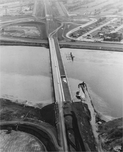 Un pont en construction avec une petite ville en arrière plan