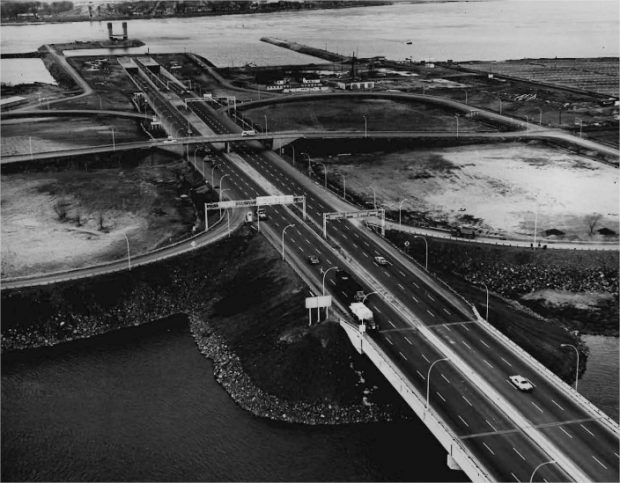 Des voitures circulant sur une autoroute avec un cours d'eau en arrière plan