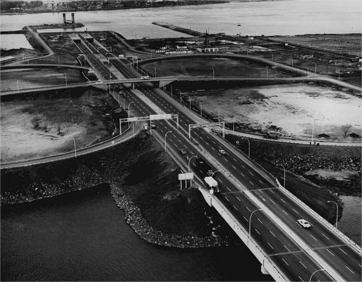 Des voitures circulant sur une autoroute avec un cours d'eau en arrière plan