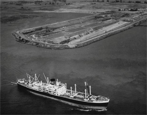 Une cale sèche avec un bateau