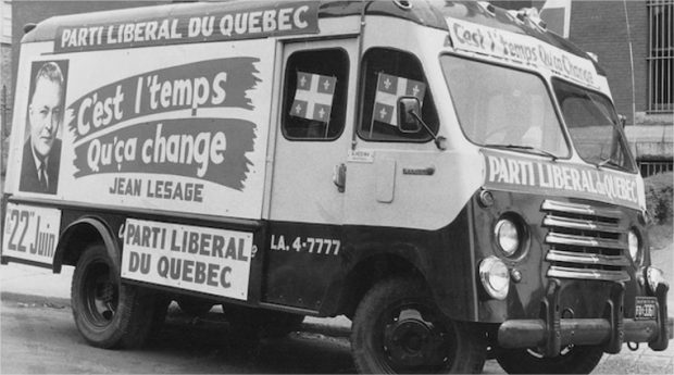 Un véhicule affichant des slogans politiques