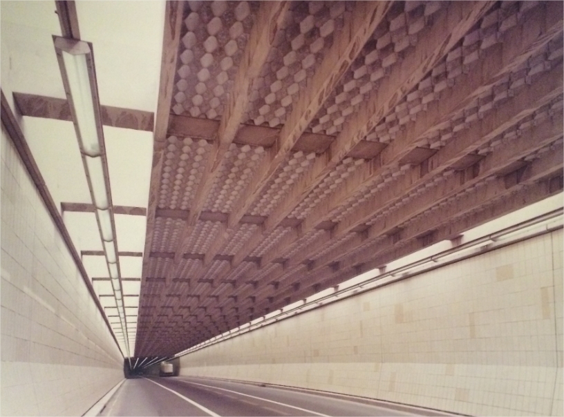 Un camion circulant dans un tunnel