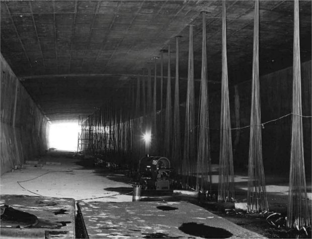 Des câbles d'acier à l'intérieur d'un tunnel