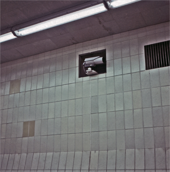 Une caméra de sécurité dans un tunnel