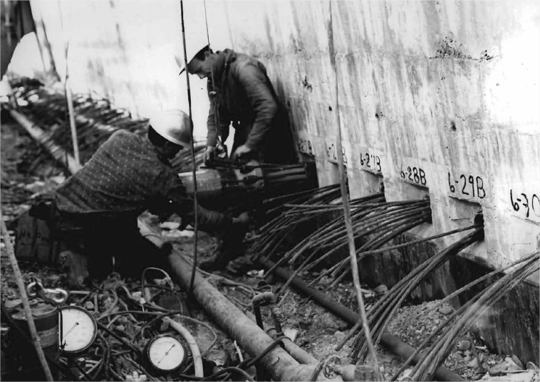 Des ouvriers travaillant sur une structure de béton