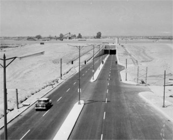 Une voiture sortant d'un tunnel