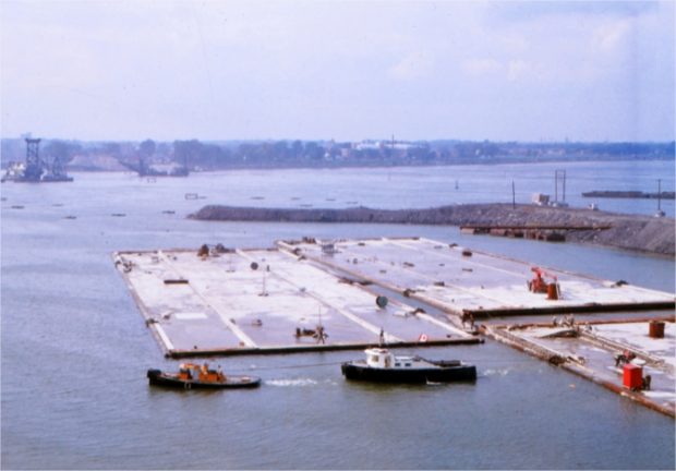 Des bateaux remorquant une structure