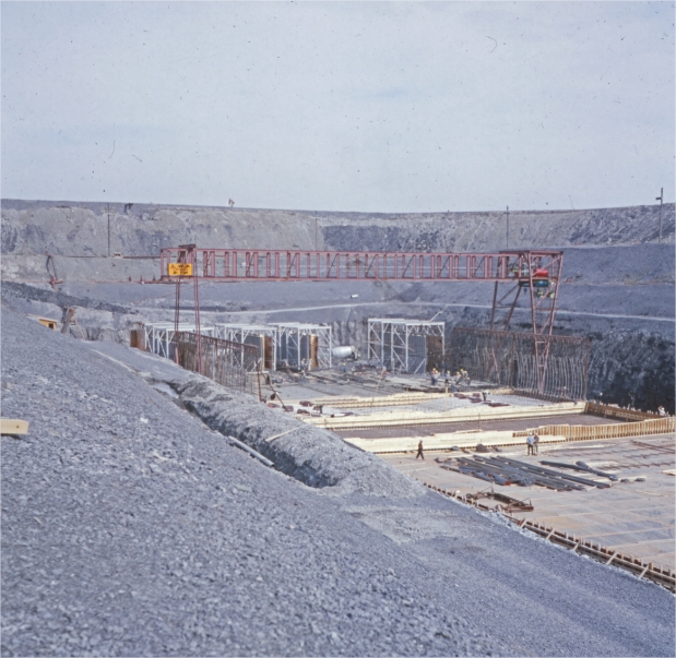 Une structure en construction dans une tranchée avec un pont roulant