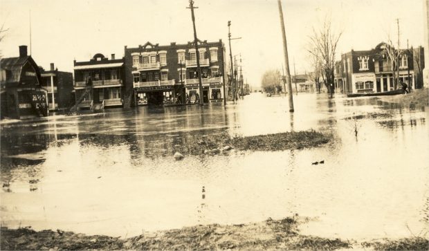 Une scène de rue inondée la Grande inondation de Longue-Pointe en 1928