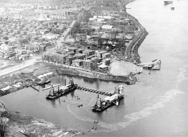 Une barge près d'une ville