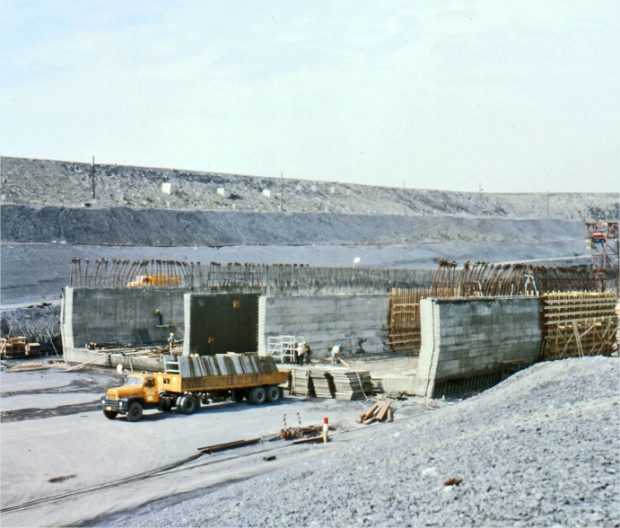 Une structure en construction avec un camion transportant des matériaux