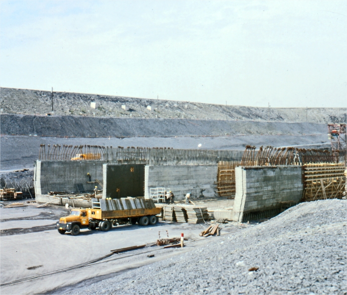 Une structure en construction avec un camion transportant des matériaux