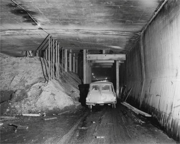 Une voiture dans un tunnel enseveli