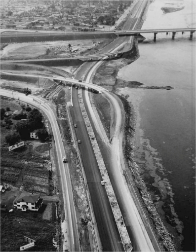 Une autoroute avec une banlieue en arrière plan