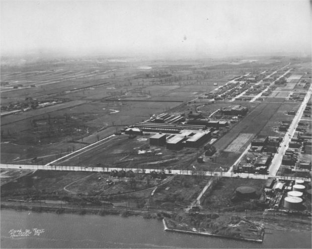 Une usine avec des rues et des bâtiments