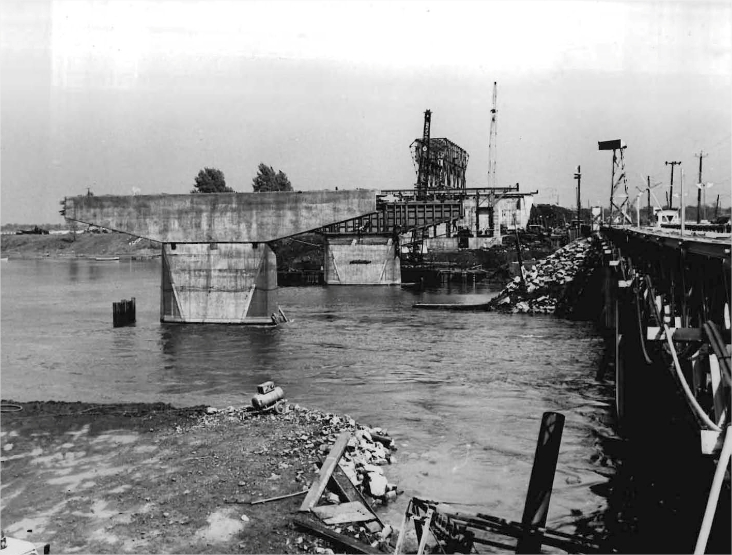 Des piliers de pont en construction sur un cours d'eau