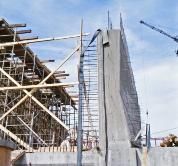 Une structure de béton en construction avec une grue 