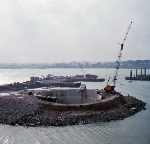 Une grue sur une structure de béton entourée de terre et d'eau