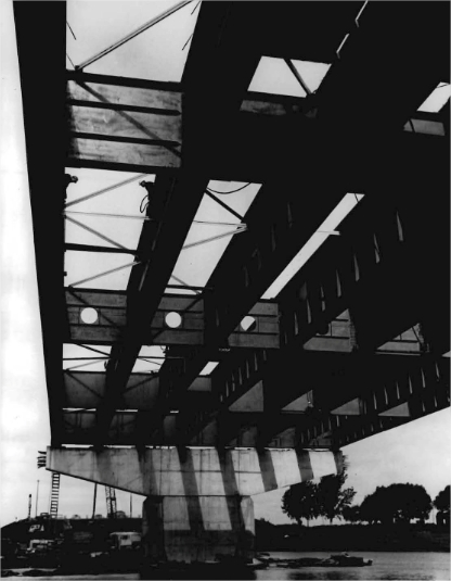 Des poutres d'acier sur un pont en construction