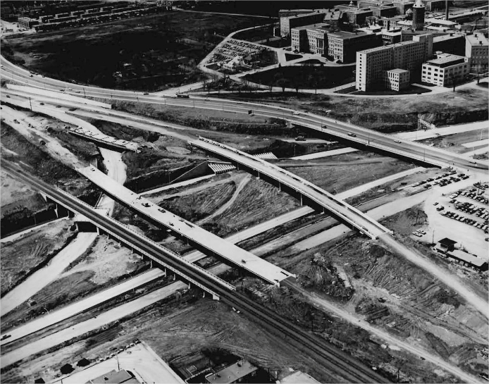 Des bretelles d'autoroute en construction