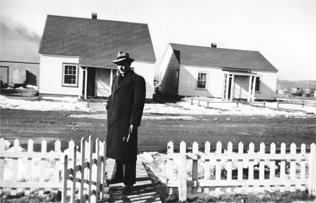 Un homme devant des maisons unifamiliales