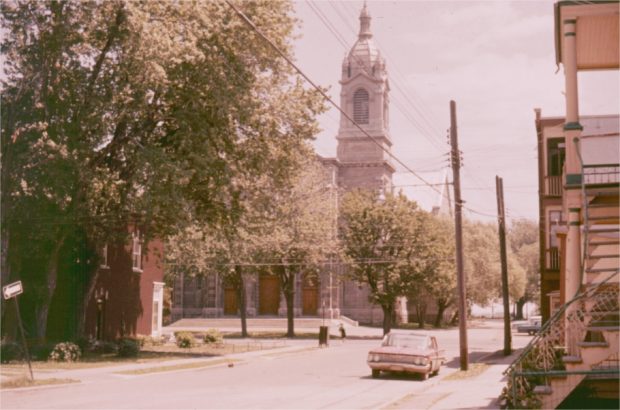 Une église sur une rue calme avec une voiture stationnée
