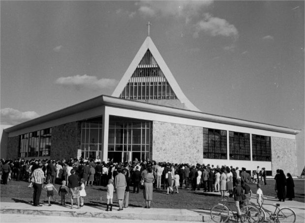 Une foule devant une église