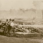 Les pompiers combattent les flammes à Port Coquitlam, 1920.