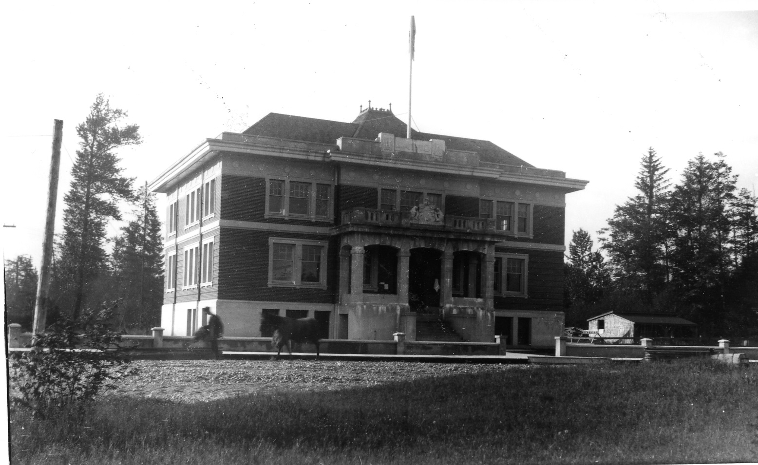 Un grand hôtel de ville dans un champ