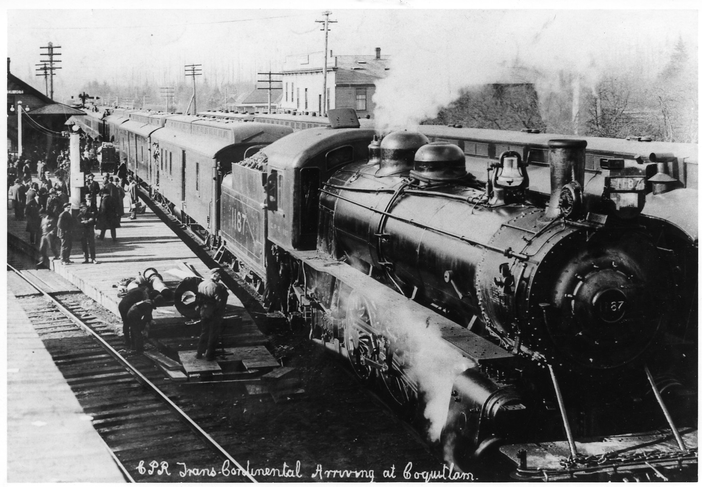 Un train arrêté à une gare bien fréquentée. 