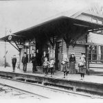 Agent de gare et habitants à l’extérieur de la station de la jonction Westminster, vers 1920