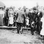 Le Premier Maire, James Mars, Plante un Arbre pour la Célébration de l’Incorporation, 1913