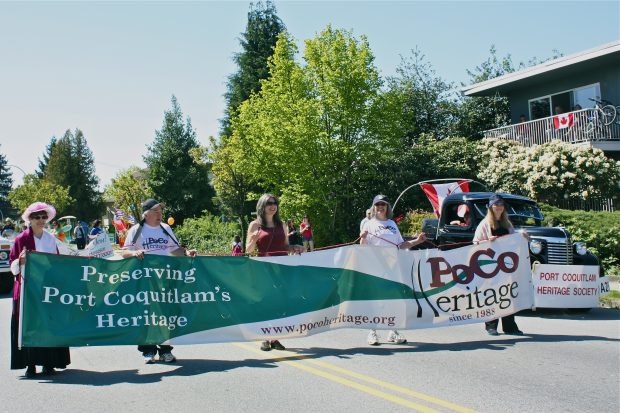 Les bénévoles de PoCo Heritage dans une parade