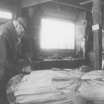 Le sculpteur dans son atelier de Sainte-Anne-de-Beaupré, vers 1925