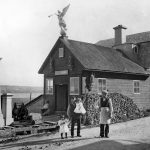 Vue de Louis Jobin devant son atelier et sa résidence à Sainte-Anne-de-Beaupré, vers 1915