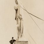 Louis Jobin avec son œuvre Notre-Dame-du-Saguenay