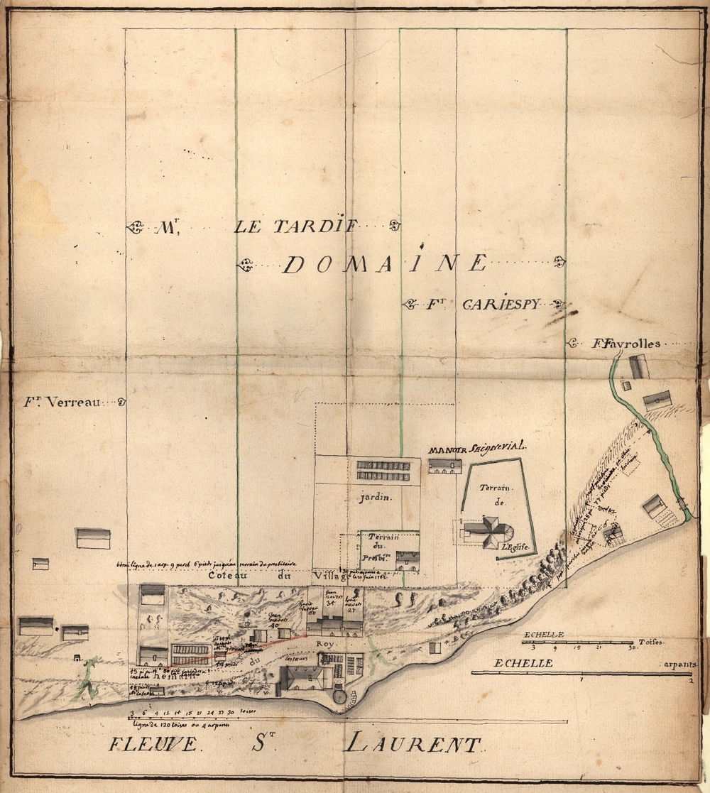 Dessin d’archives tracé à la plume représentant selon une vue en plan le cœur du village de Château-Richer. On y aperçoit, de bas en haut, le fleuve Saint-Laurent, la rive, le chemin du Roy, le coteau et le plateau. Les terrains et les bâtiments du village y sont représentés, notamment le couvent, le moulin à vent, le presbytère, le manoir seigneurial et l’église, en plus des habitations.