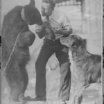 Alvin Baker, entouré de son ours et de son chien