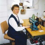 Marie-Rose Jalbert pose avec sa machine à coudre