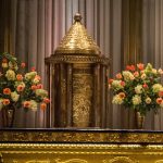 Tabernacle du maître-autel de la basilique de Sainte-Anne-de-Beaupré en argent repoussé créé en 1950 par Albert Gilles