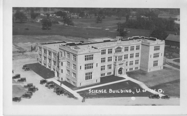 Vue aérienne de l'édifice des sciences de l'Université de Western Ontario. Il s’agit d’un grand bâtiment en pierre entouré d'un terrain ouvert. Plusieurs voitures sont stationnées sur le côté gauche.